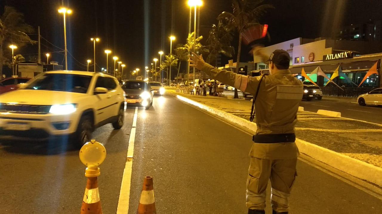 Na Atalaia, SMTT realiza blitz educativa focada na segurança do trânsito no Carnaval - SMTT Aracaju